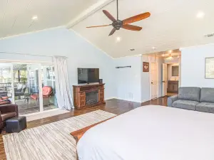 Belle Maison du Lac (Lakefront Retreat w/Boathouse & Firepit)