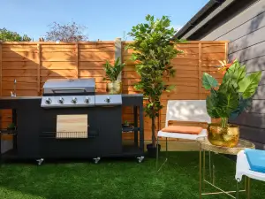 Lux Versace 1 Bed, Hot Tub, Pool Table, Sky Tv