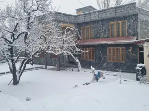 斯卡杜謝里什賓館