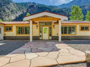 Riverfront Ouray Vacation Home about 1 Mi to Downtown!