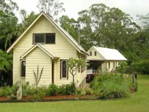 Glass House Mountains Ecolodge