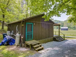 Cozy Green Bank Cabin ~ 2 Mi to Observatory!