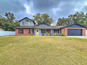 Grand Valrico Home w/ Deck, Fire Pit & Yard!