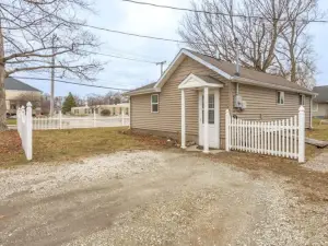Cozy Winona Lake Retreat