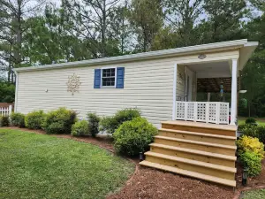 Lovely cottage on Horse Farm 25 MILES to Beach with AC in charming Burgaw