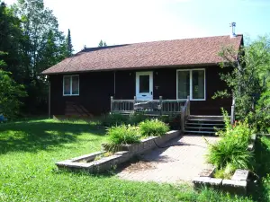 Cozy Welcoming Laughing Whitefish River Cabin Ready For Your Visit