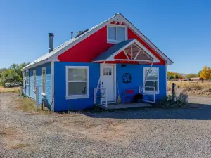 Little Blue House, Hotchkiss CO--3BR 1BA farmhouse w/easy access lots of parking