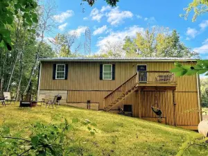 Cozy Farm Home Near I83. Surrounded by a Private Park and Hiking Trails!