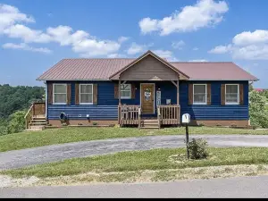 5 minutes from Sunset Marina on Dale Hollow Lake.  The Blue Bungalow!