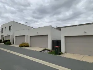 Modern 4 bedroom Townhouse @Ford with Free Parking and Brilliant Location