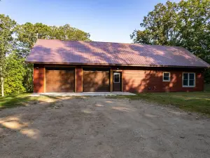 Cozy Cabin on Private Lake! Kayaks, Firepit, Fishing! Relaxing. Pet Friendly.