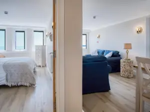 Waterfront 1 - 1 Bedroom Apartment - Wisemans Bridge