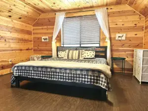 Lookout Lane | Loft, Pet-friendly & Covered Deck