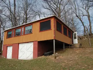 Lakeside Cottage with Screened-in Porch - Charming Getaway