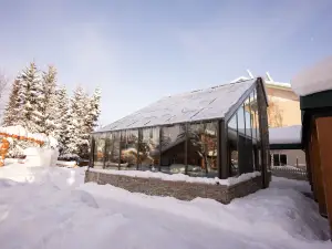 Pike's Waterfront Lodge