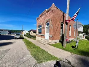 Clayton Savings Bank - One Block To Might Mississippi River!