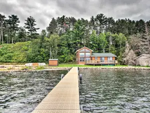 บ้านริมทะเลสาบ มอตลีย์พร้อมท่าเรือส่วนตัวและเตาไฟ!