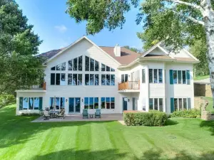 Stunning Executive Cottage on Lake Koronis
