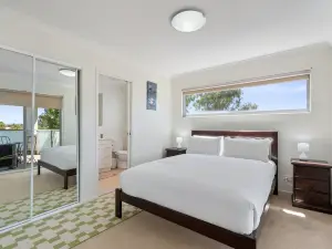 Relaxed 2br, 2bth Apartment With Balcony & Parking