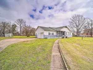 Lake Eufaula Retreat w/ Fire Pit, Near Main St!