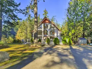 Fox Paws Luxury Cabin - Hot Tub, Fire Pit & Pines!