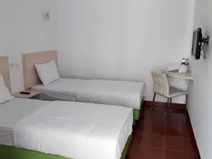 RedDoorz Plus Near Alun Alun Kuningan