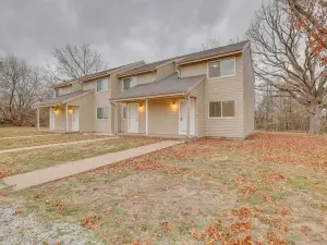 Newly Renovated Joplin Townhome w/ Fireplace