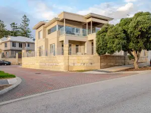 Located in the Mindarie Marina a Luxury House in a Perfect Location