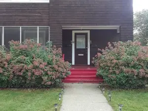 Quiet New England neighborhood - Greenfield, Ma. One guest only, 7 nights max.