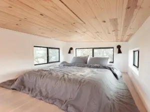 Peaceful Tiny Home on Hilltop with Gorgeous Sunsets & Scenic Views