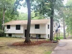 Lakeside Sand Beach House on 3 Acres of fun Near Nisswa and Cross Lake.