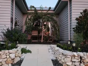 Country Luxury. Delux Queen Bed, Full Bathroom. Private Unit. Massage chair.