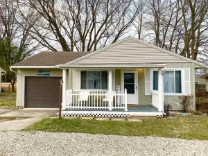 Oasis on Empire near Buckeye Lake!