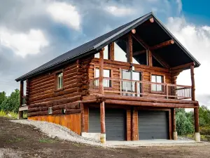 Convenient and Peaceful 1-bedroom cabin on a ranch in Mancos with WiFi.