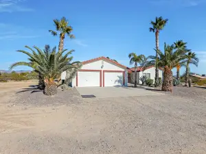 3 Bedroom 2 bath home in Wickenburg AZ with horse facilities and pool.