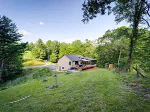 Cozy & intimate cottage w/Luxurious Hot Tub at Blue Ridge Mountains countryside