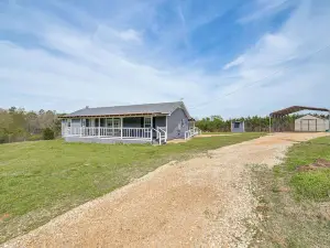 2 Mi to Lake Monticello Home with Large Decks!