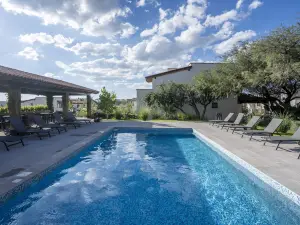 4Br Private Sanctuary with Pools and Gym