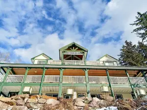 Golden Mountain View Suites