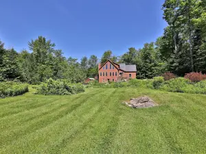 Cortina Mountain Chalet - Outdoor Hot Tub - Close to Pico and Killington Mountains 3 Bedroom Home