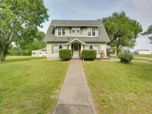 Pet-Friendly Home Patio and Yard in Sheldon