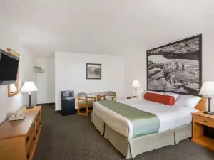 Super 8 by Wyndham Salina/Scenic Hills Area