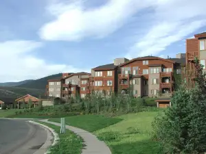 Crestview Condominiums by All Seasons Resort Lodging