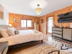 Sun-Filled Log Home on 20 Prvt Acres Nr Rhinebeck