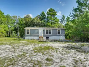 Crescent City Home w/ Charcoal Grill: Near 3 Lakes