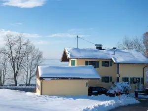 145 m² directly on the "Bavarian Sea" with spectacular lake and mountain views