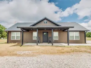 Nice cabin near Bennett Springs: stocked pond, gated entry, family-friendly!