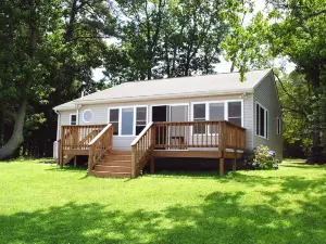 Gwynn's Island Cottage-Waterfront w Your Own Private Beach + Sunsets over Water