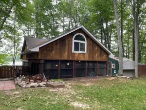 Eagle's Nest Quiet scenic lakefront with huge Deck!