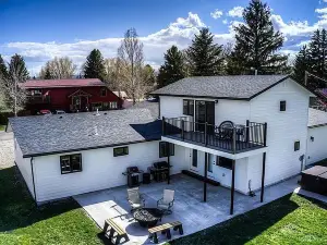 In Town Beautiful Private Getaway, Gym and Hot Tub, Walk to Downtown
